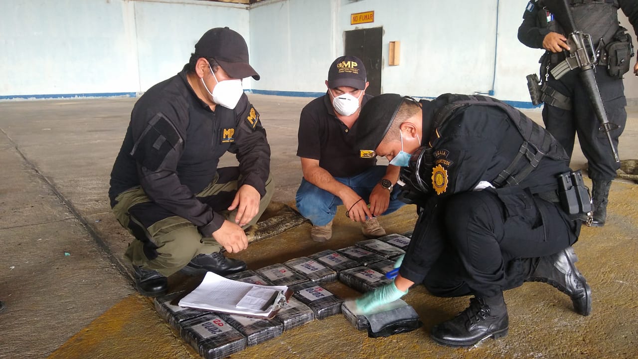 Aeronave localizada en Petén transportaba más de 200 kilos de cocaína