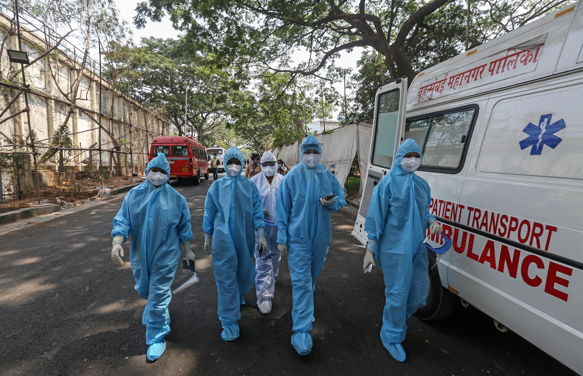 La OMS envió a 2 mil 600 miembros de su personal en el país para apoyar la respuesta de las autoridades sanitarias indias en el terreno.