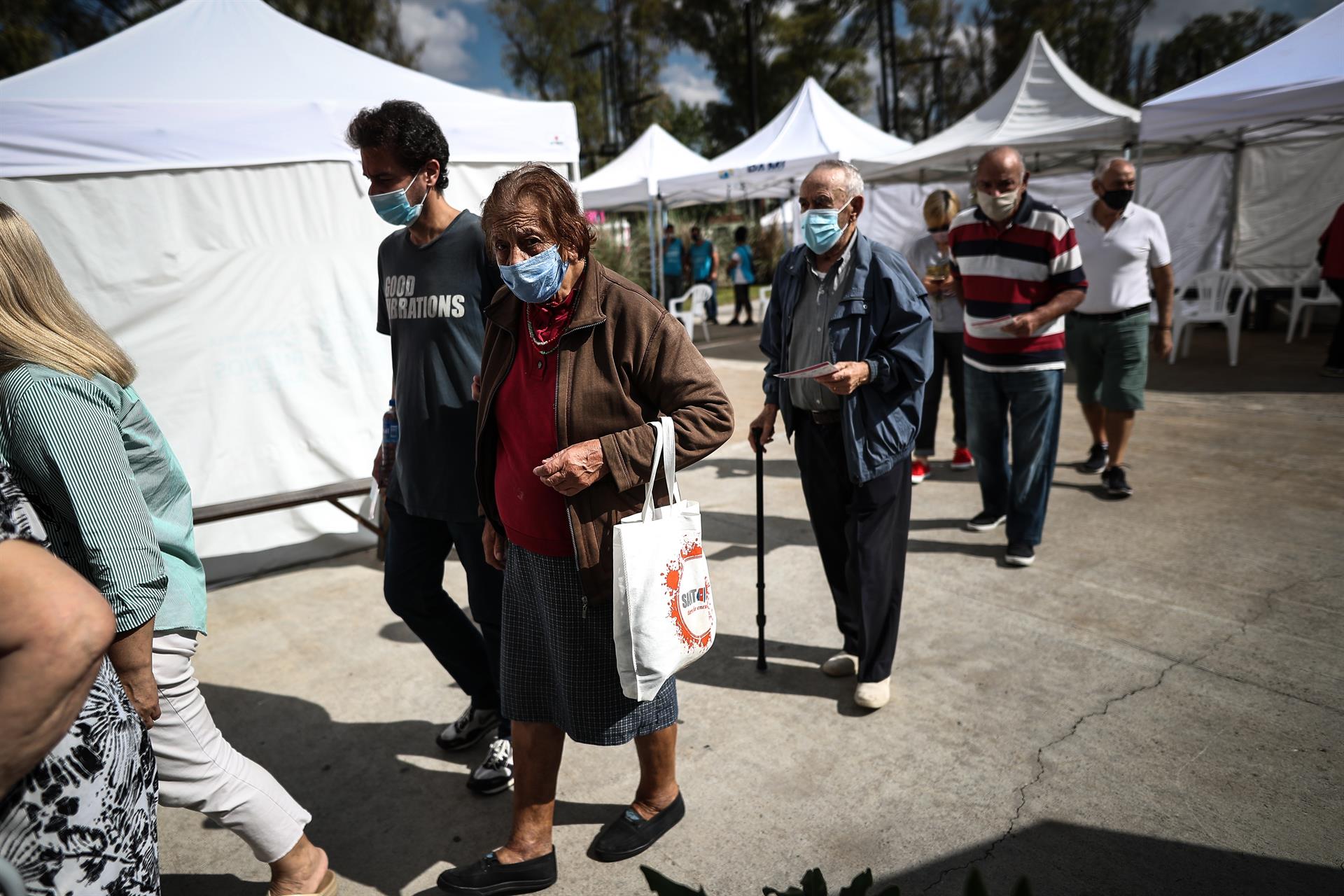 Cierre de escuelas y confinamiento nocturno para frenar el coronavirus en Argentina