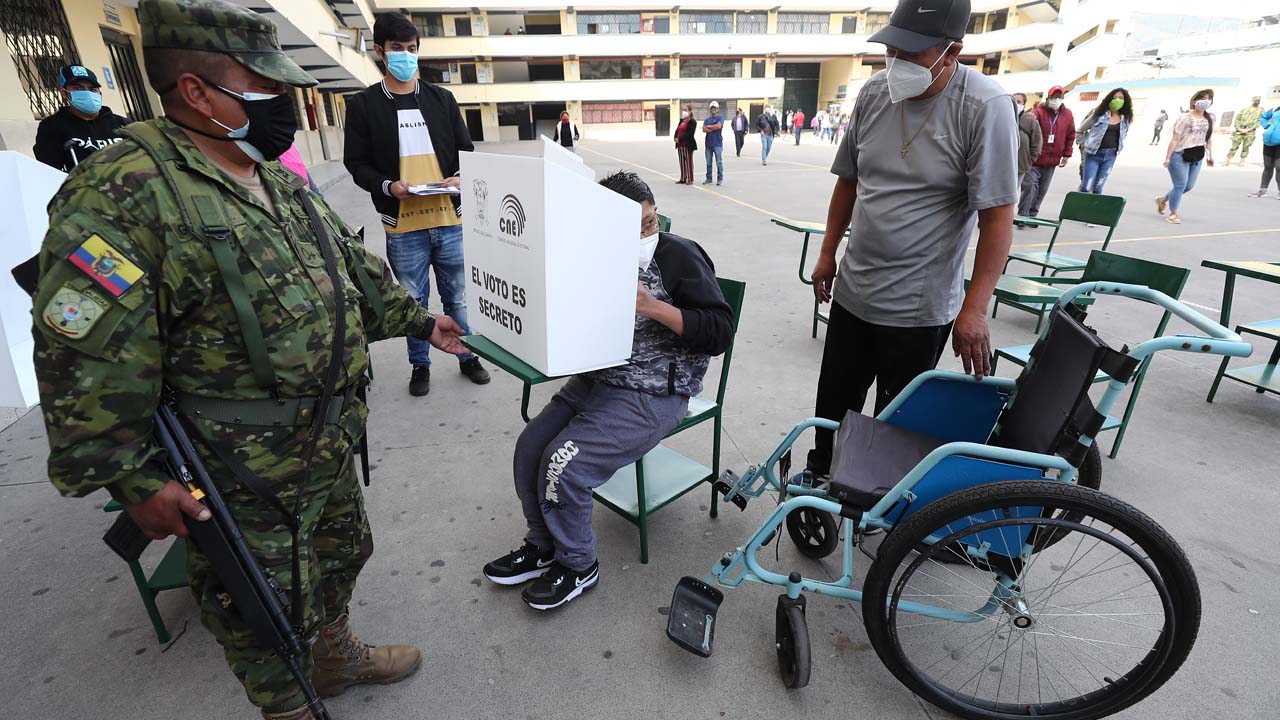 Ecuatorianos votan hoy para elegir presidente y vicepresidente