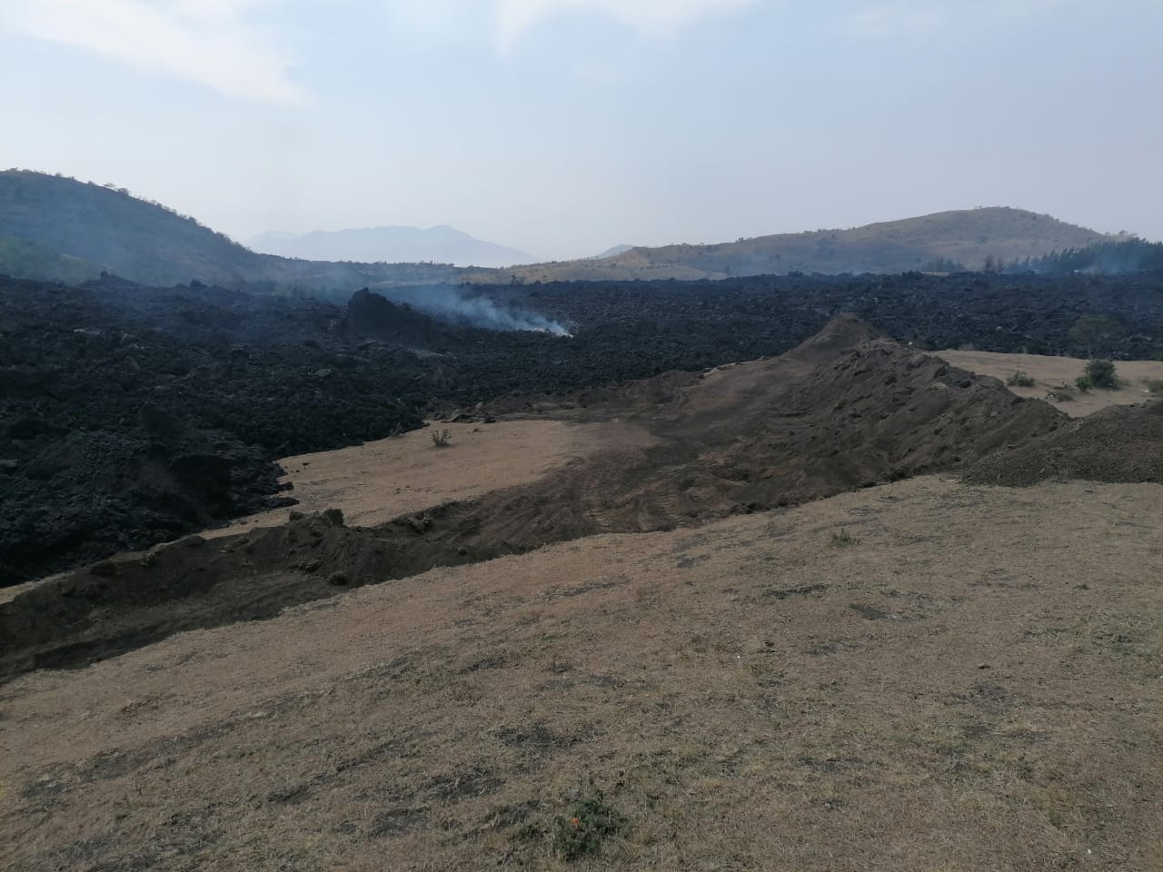 Continúan los trabajos para reencauzar flujos de lava del volcán de Pacaya