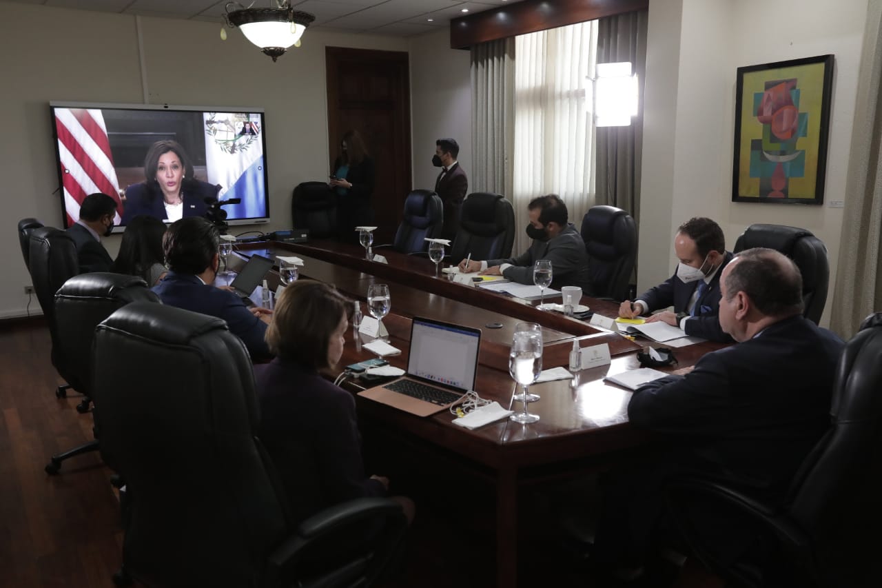 Presidente Giammattei y Vicepresidenta de EE. UU. reafirman compromiso para atender causas de la migración