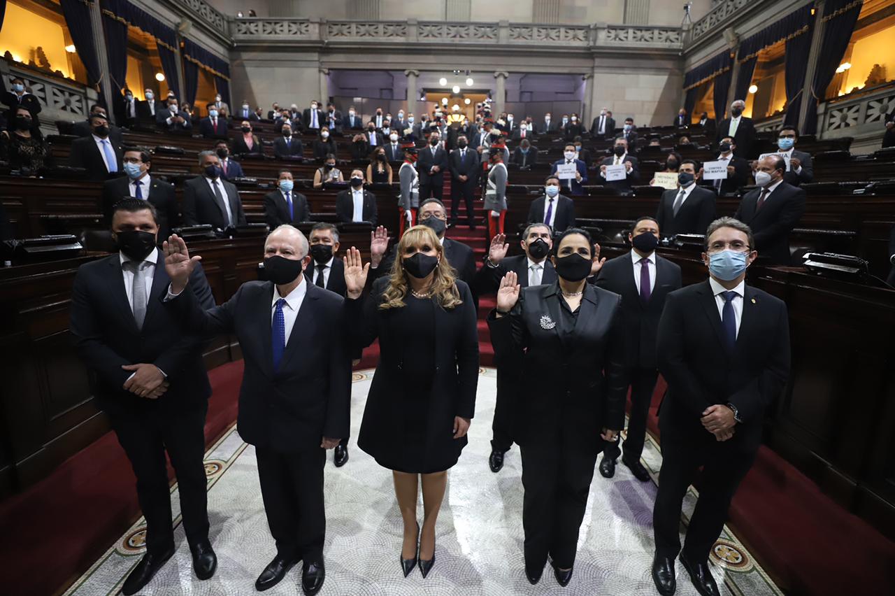 Juramentan a nuevos magistrados de la Corte de Constitucionalidad en el Congreso