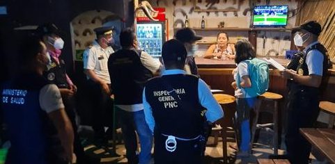 Operativos multisectoriales en Panajachel dejan cuatro negocios clausurados