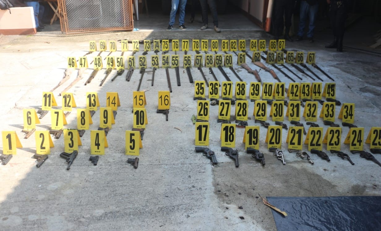 Localizan 49 armas sin registro en taller de armería de Zacapa
