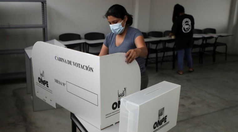 Abren colegios electorales en Perú para comicios marcados por el COVID-19