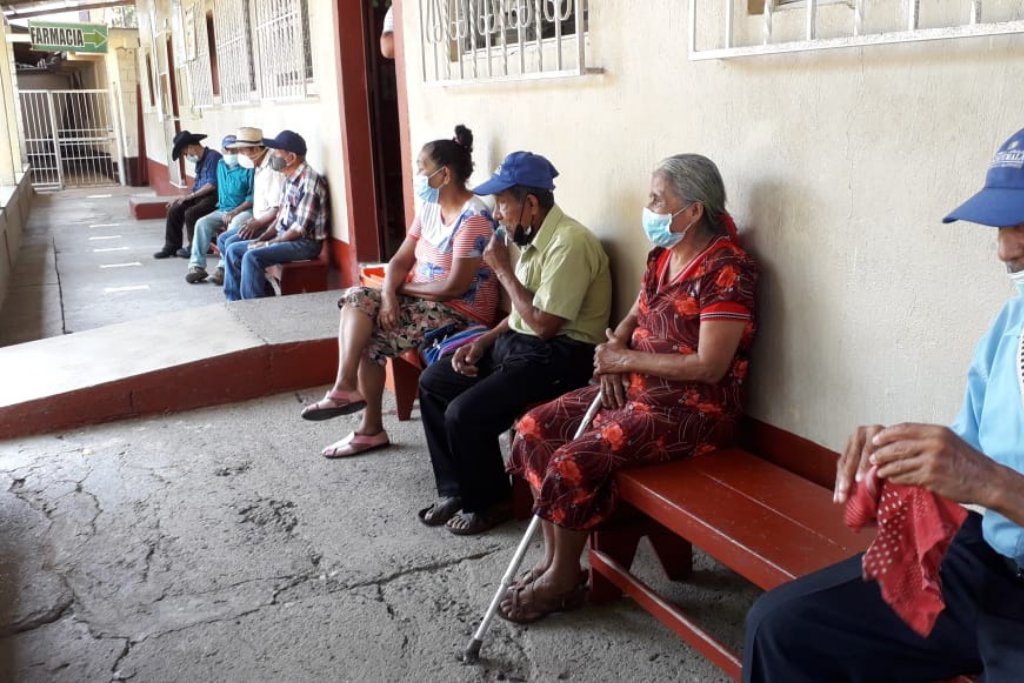 Personas de la tercera edad mantienen distanciamiento Jarbin Yelmo