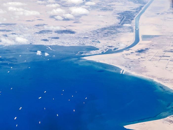 Unos 200 barcos quedan atascados en Suez mientras Egipto busca compensación