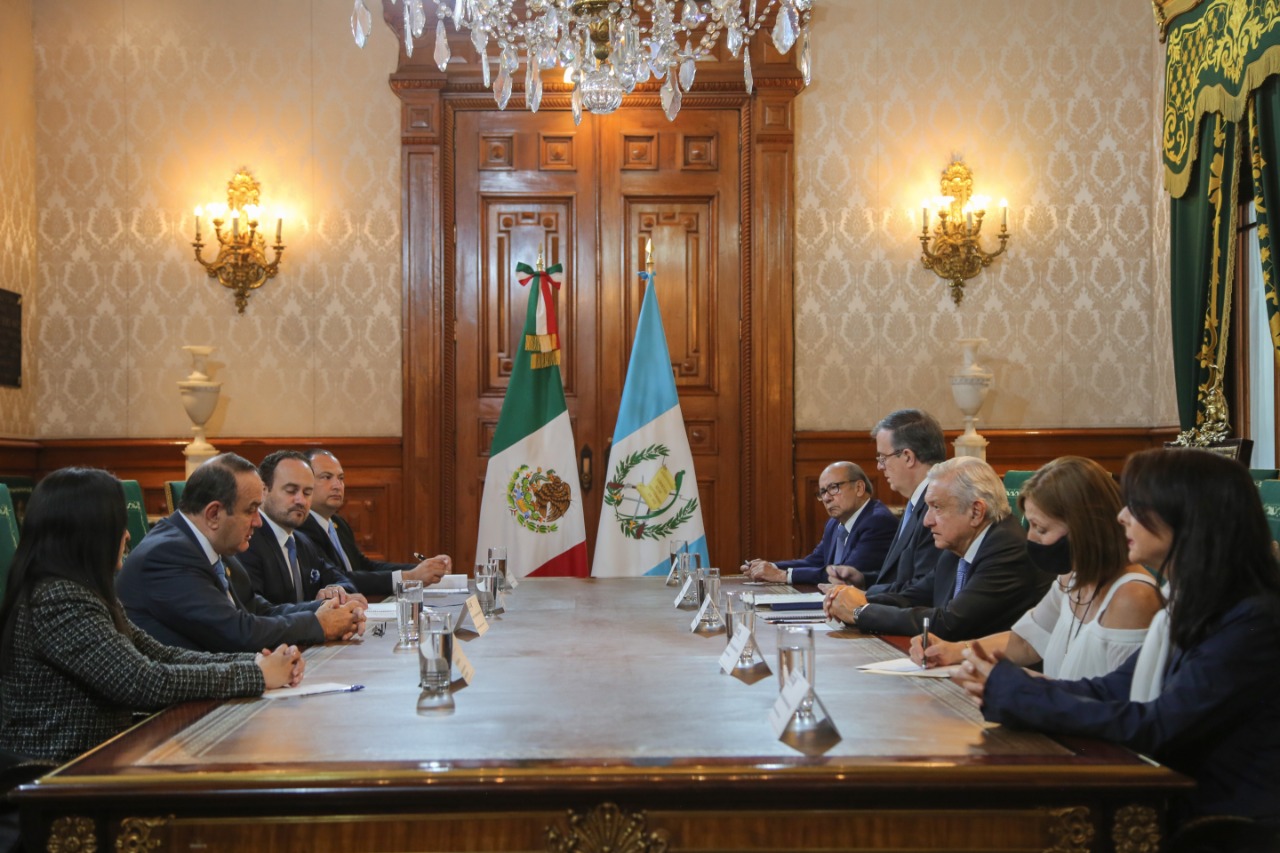 Presidentes de Guatemala y México abordan temas migratorios