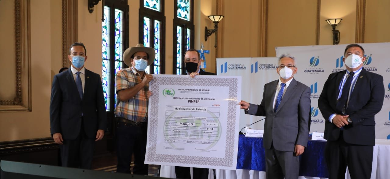 El presidente Giammattei participó en la actividad en el Palacio Nacional de la Cultura