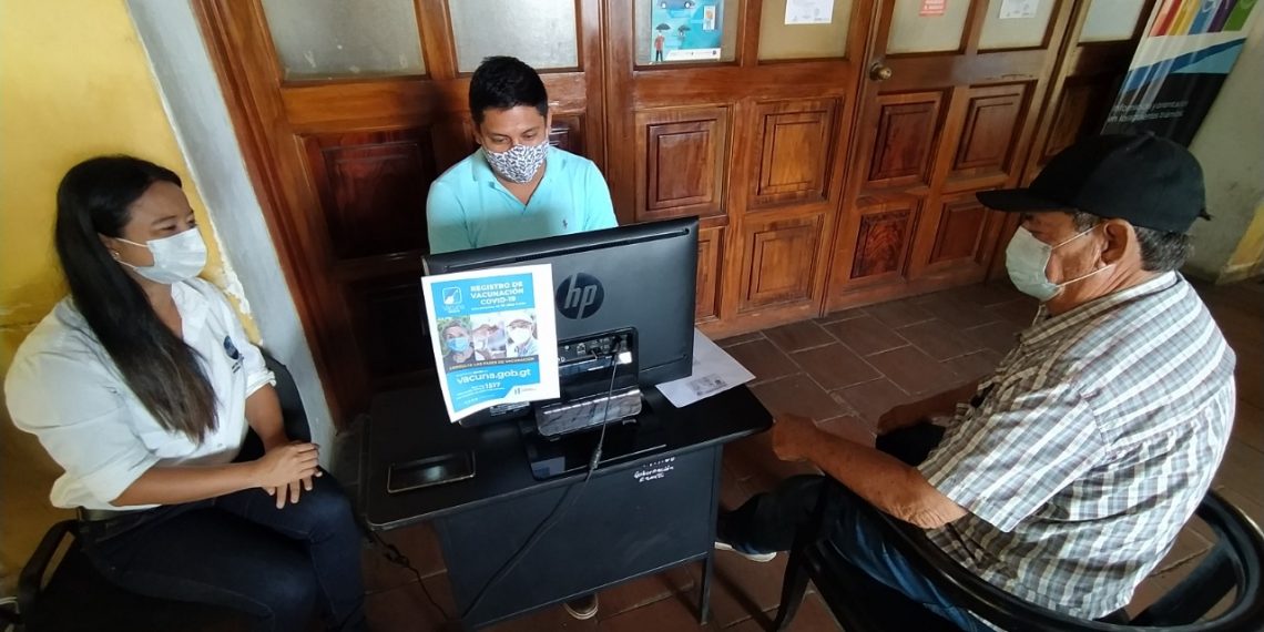 Gobierno insta a ayudar a adultos mayores a registrarse para recibir la vacuna contra COVID-19