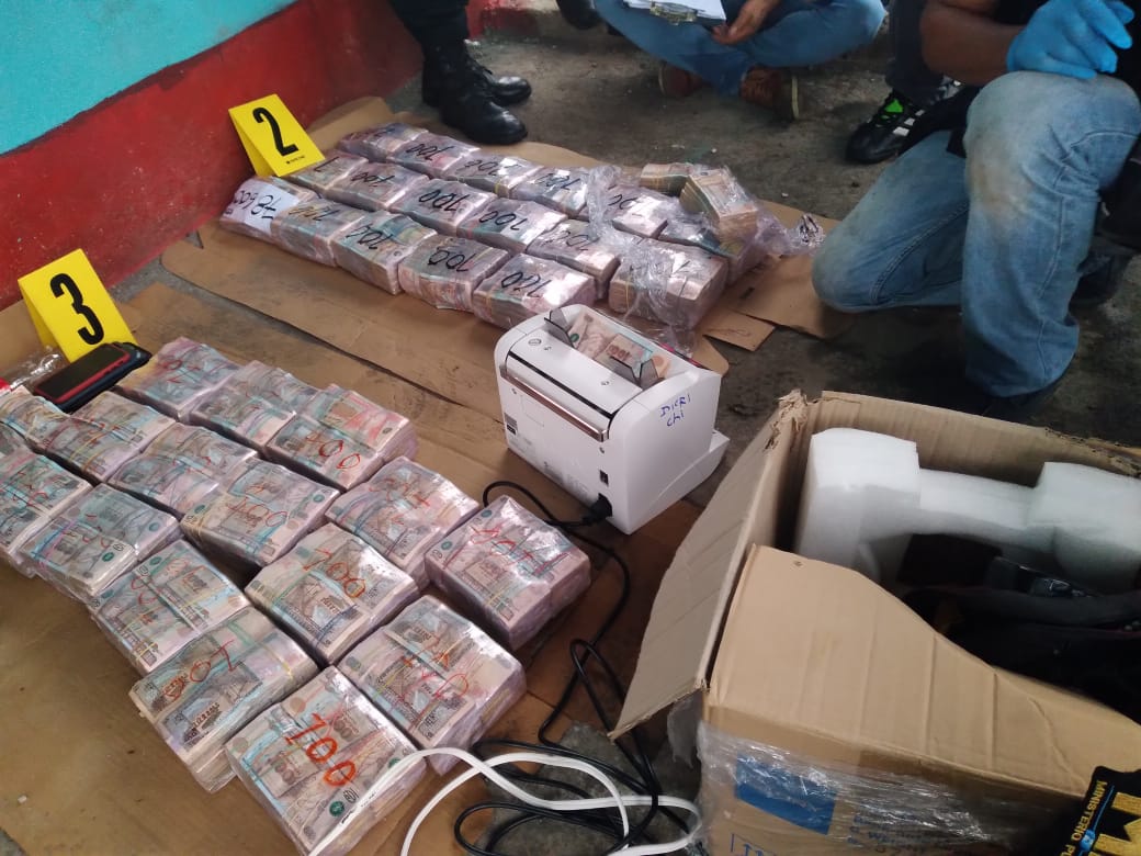 Policías antinarcóticos incautan 3.3 millones de quetzales y capturan a tres personas