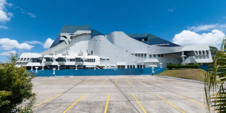 Conmemoran natalicio de Efraín Recinos con sellos postales de una de sus obras