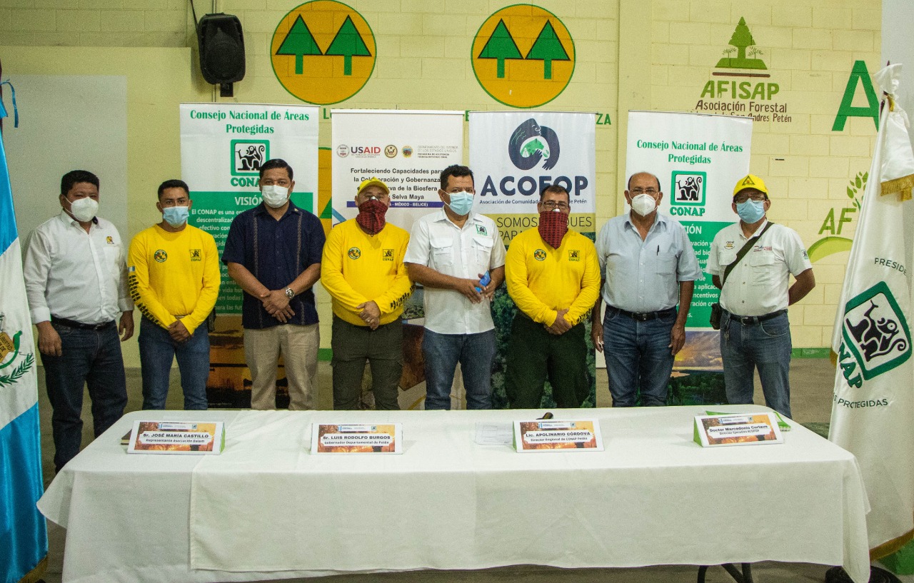 Destacan importancia de labor de bomberos forestales para apagar incendios en Petén