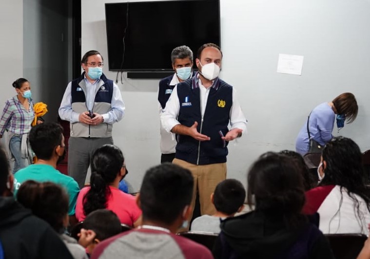 Durante este jueves el canciller guatemalteco tambien visito el albergue de Caridades Católicas