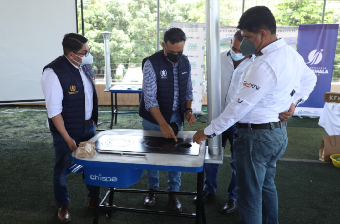 Más de 100 familias de El Progreso reciben estufas ahorradoras
