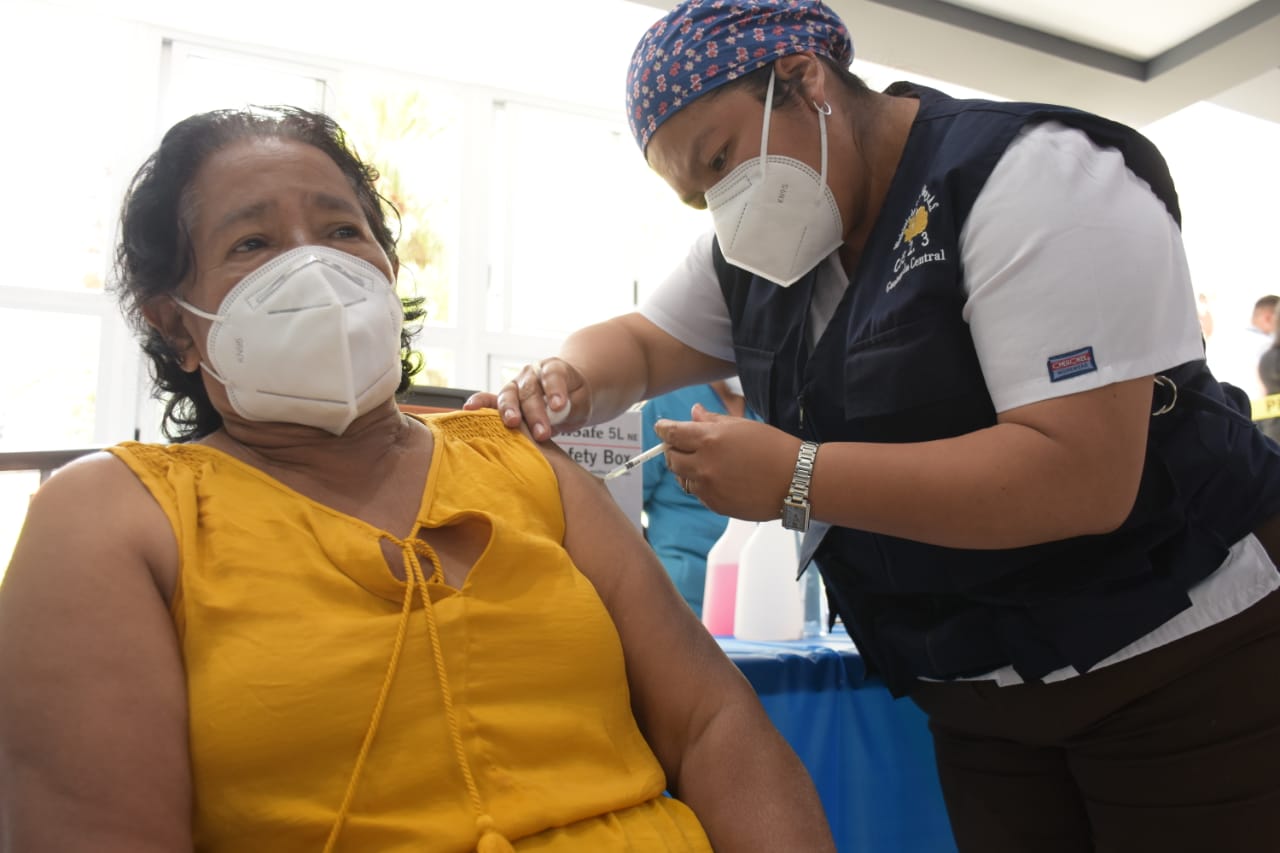 El Ministerio de Salud esta vacunando en esta segunda fase a personas mayores de 65 años.