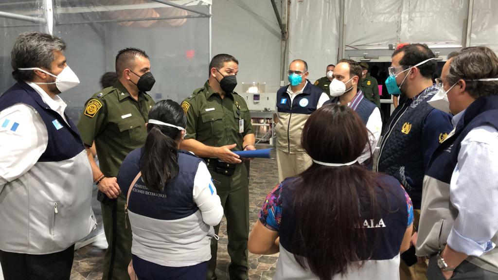 Canciller verifica proceso de atención de migrantes guatemaltecos