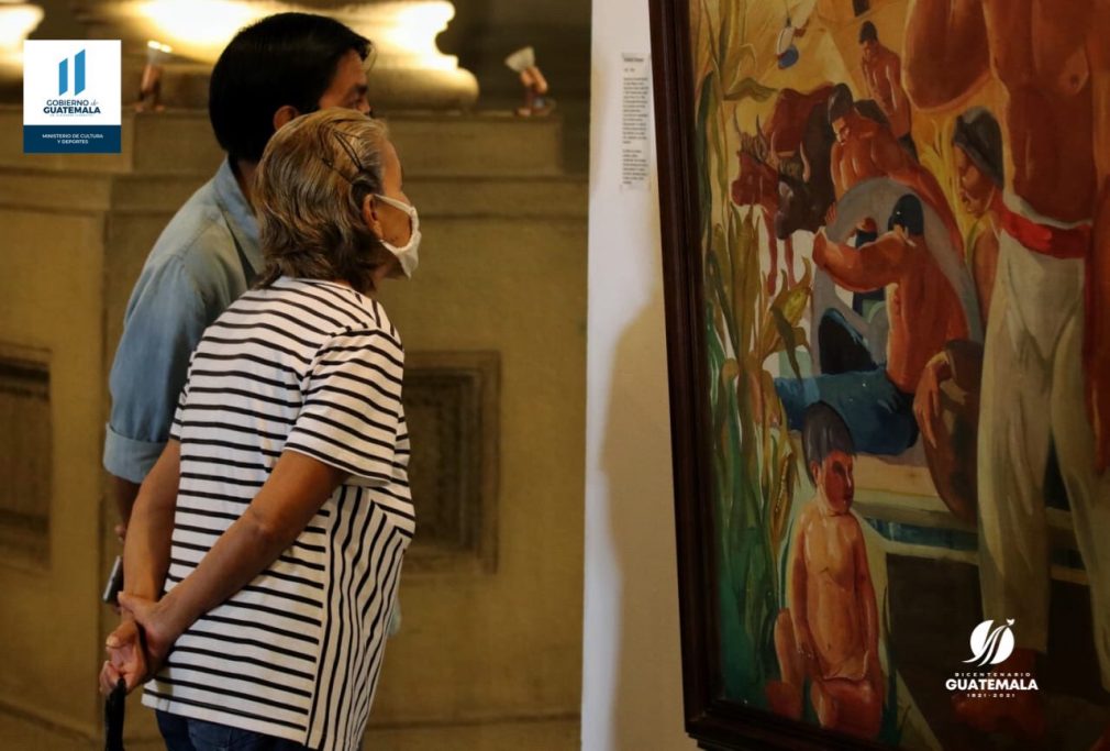 Guatemaltecos realizan recorridos en Palacio Nacional de la Cultura bajo estrictas medidas sanitarias.