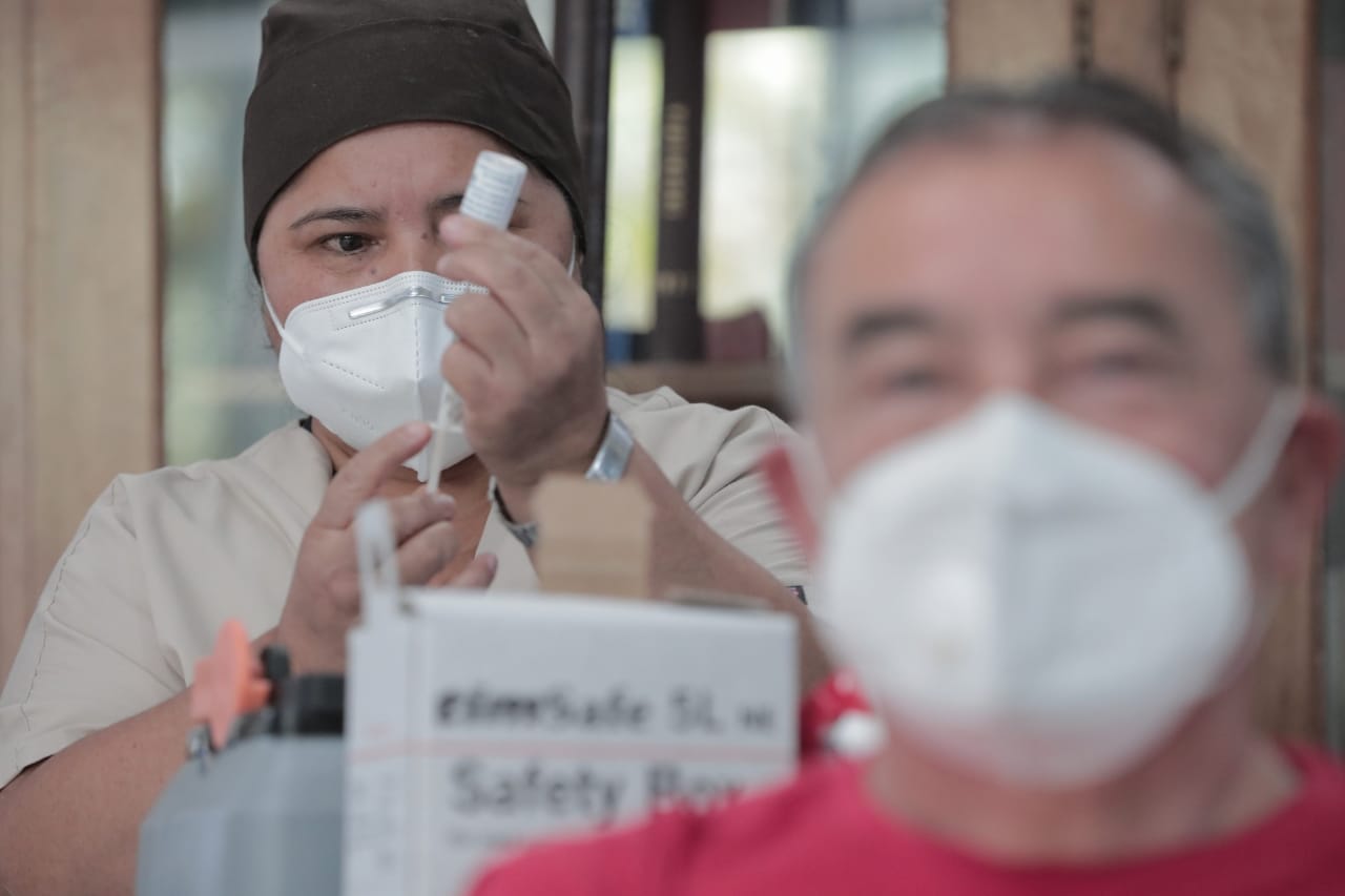 Habilitan centro de vacunación en el Colegio de Ingenieros de Guatemala