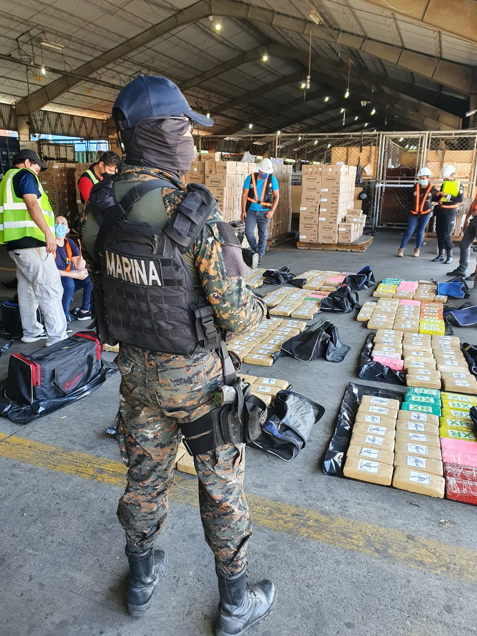 Ejército y PNC localizan cerca de 500 paquetes de posible cocaína en Izabal