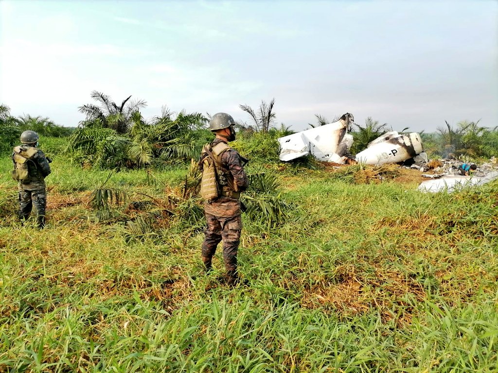 Ejército localiza aeronave incinerada y posible droga en Petén