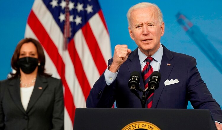 Casos de COVID-19 caen por primera vez en los 50 estados de EE. UU., según Biden