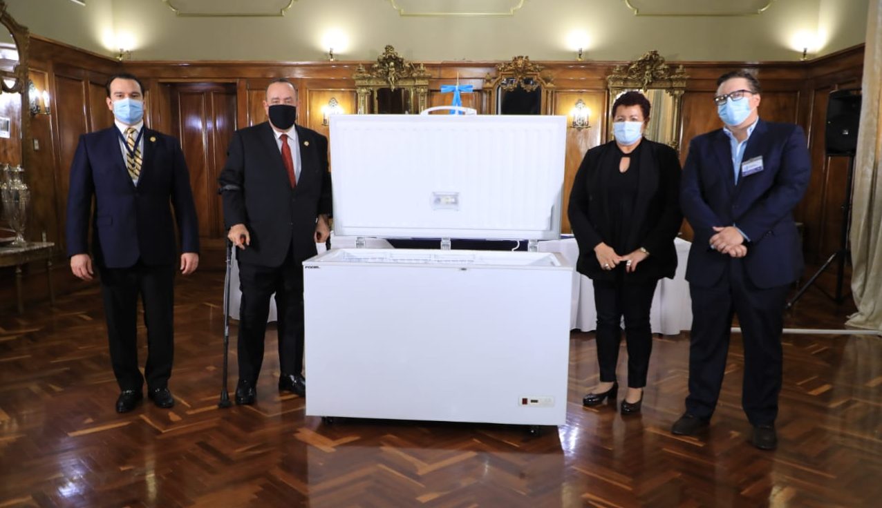 Presidente recibe donación de congeladores para trasladar vacunas contra el COVID-19