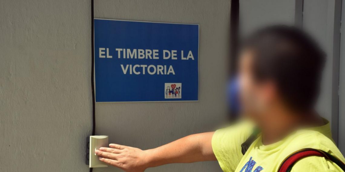 Los pacientes recuperados de coronavirus accionan el timbre de la victoria al salir de los hospitales.