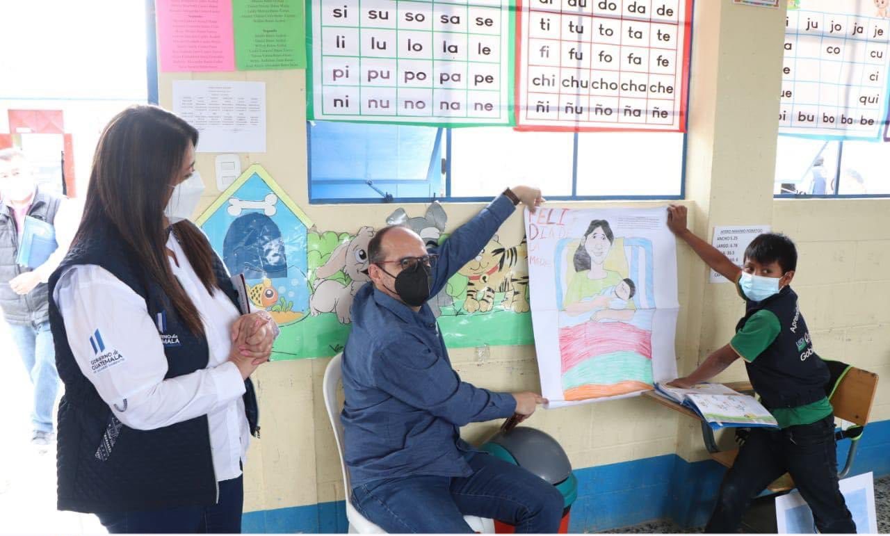 Autoridades del Mineduc supervisan programas educativos en Totonicapán