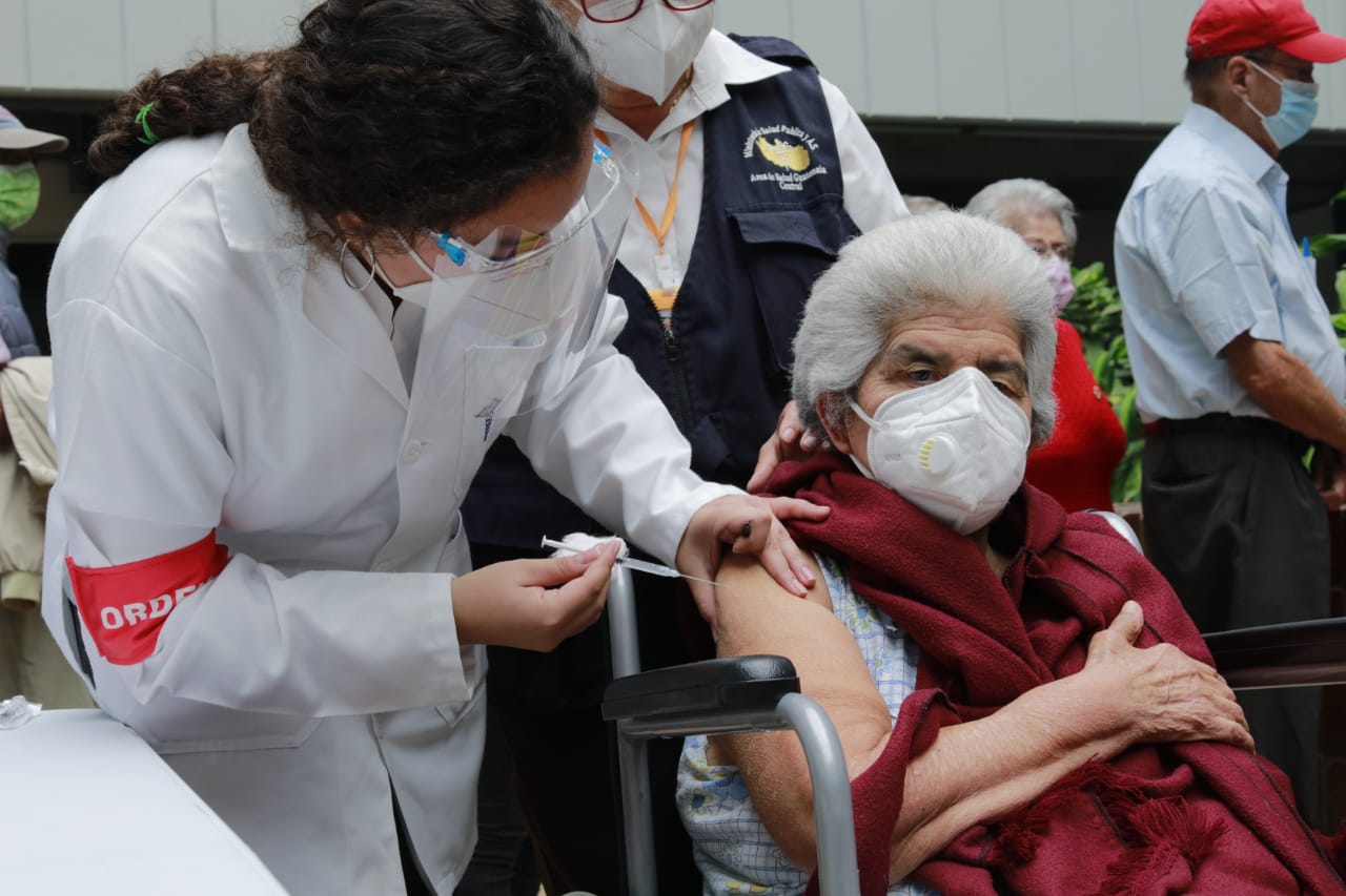 Inauguran centro de vacunación en el CUM
