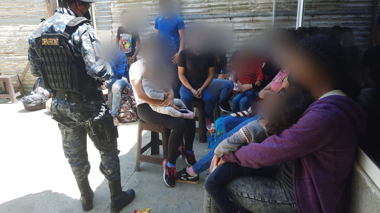 Remiten a 43 personas a migración por incumplir con requisitos de ingreso al país