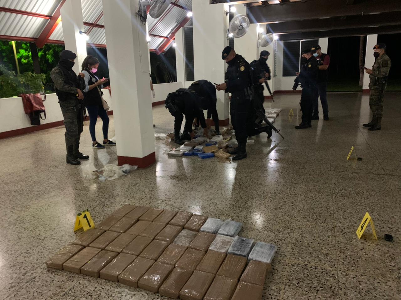 PNC reporta incautación de 115 paquetes con cocaína en aguas del Pacífico