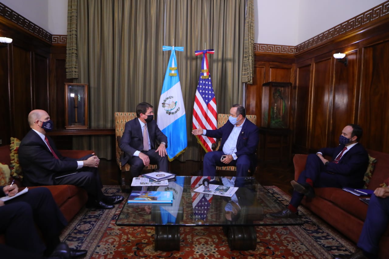 Presidente recibe visita del senador estadounidense Bill Hagerty