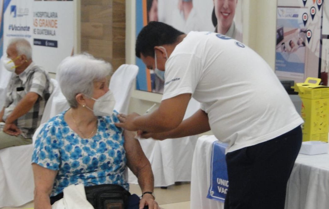 Adultos mayores comienzan a recibir vacuna contra el COVID-19 en Retalhuleu