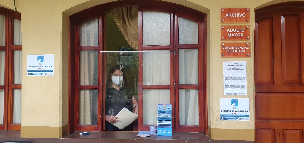 Apoyan al adulto mayor con instalación de quioscos de registro para vacunación contra COVID-19