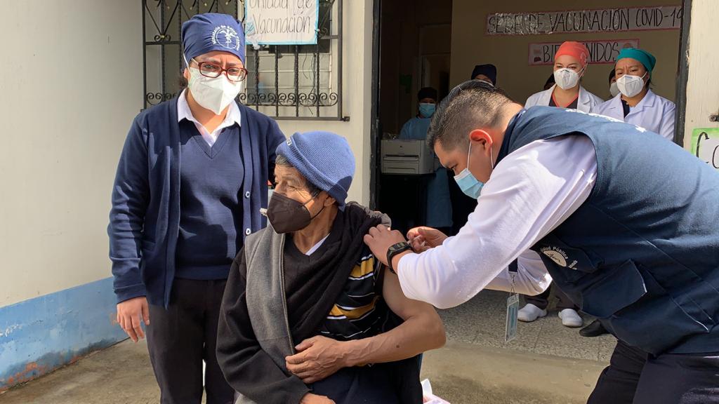 “Dios bendiga a la nación y a quienes nos enviaron la vacuna”, dice primer adulto mayor inyectado en Totonicapán