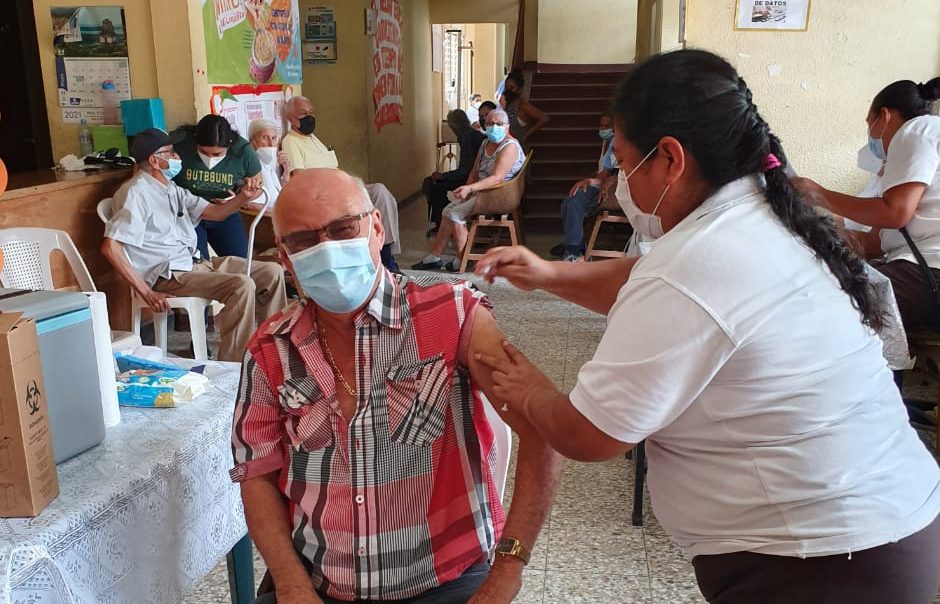 Más de 200 dosis contra el COVID-19 se administran en un solo día en El Progreso