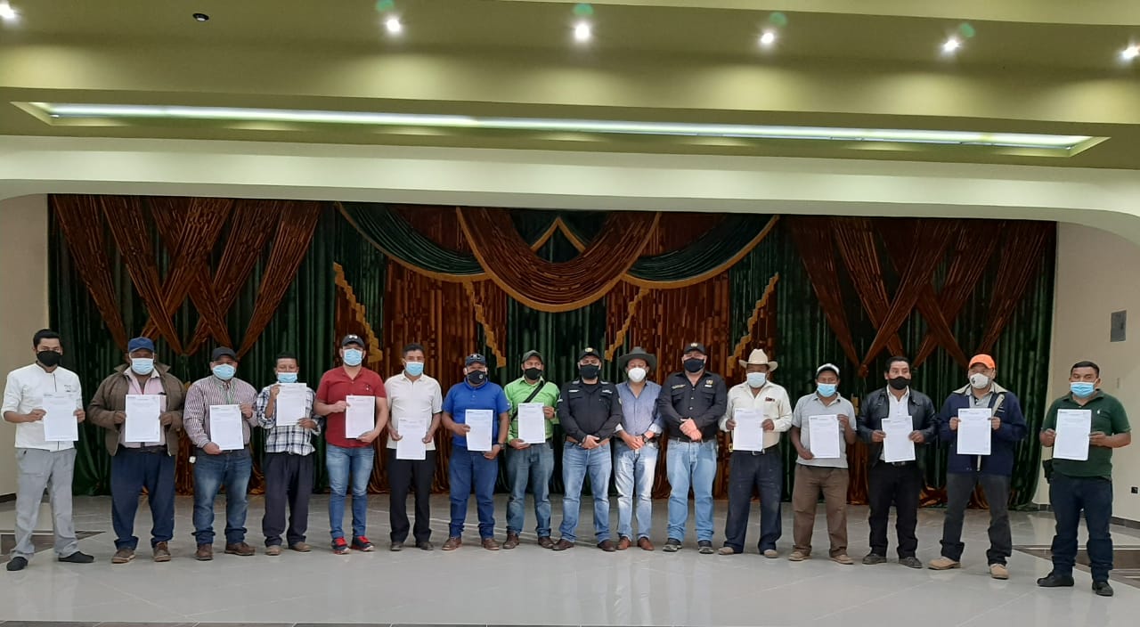 Comunidades de Santa Apolonia, Chimaltenango, contarán con mejores caminos y escuelas