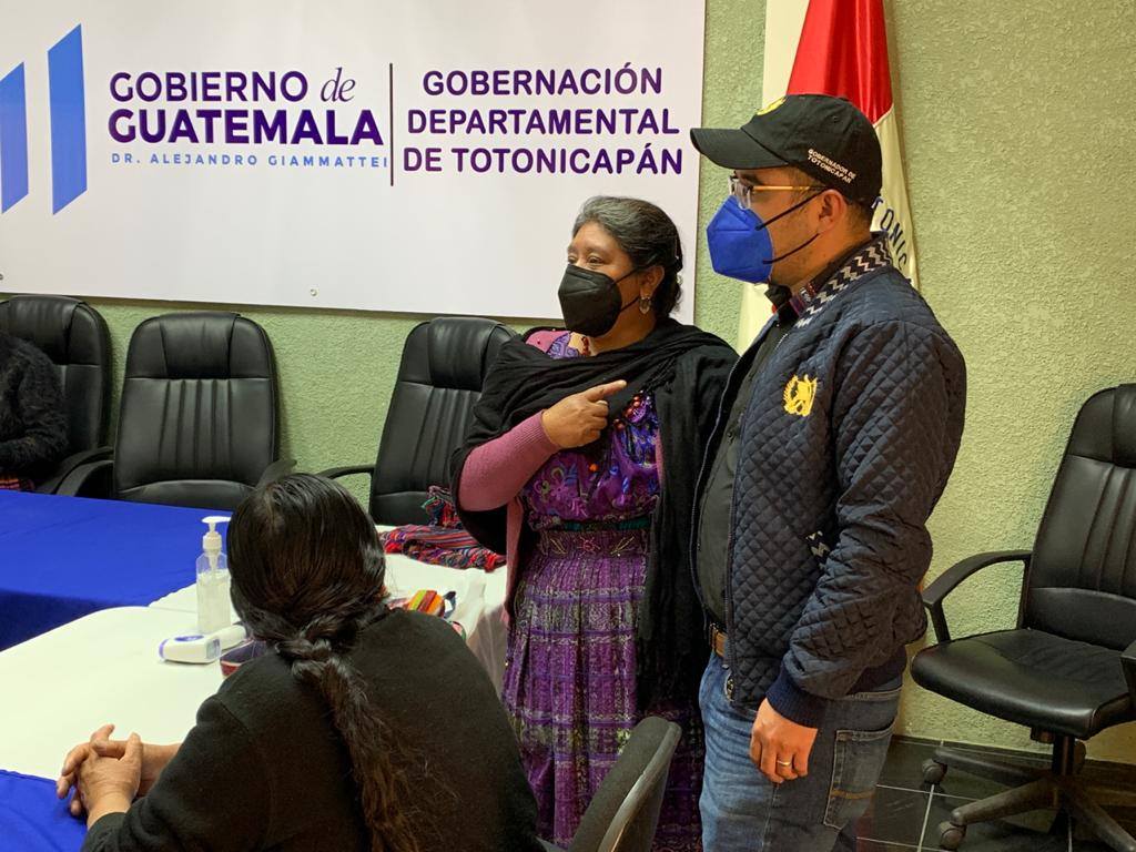 Asociación de comadronas de Totonicapán recibe kit de protección personal