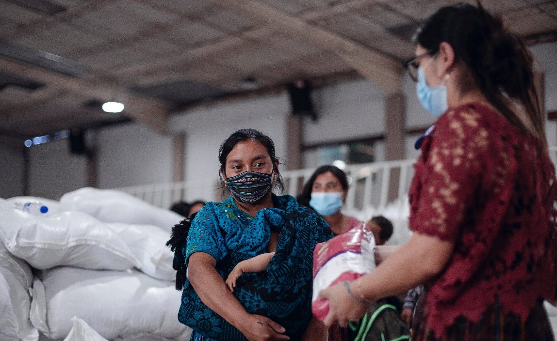 Damnificados por Eta y Iota de Tactic, Alta Verapaz, reciben alimentos