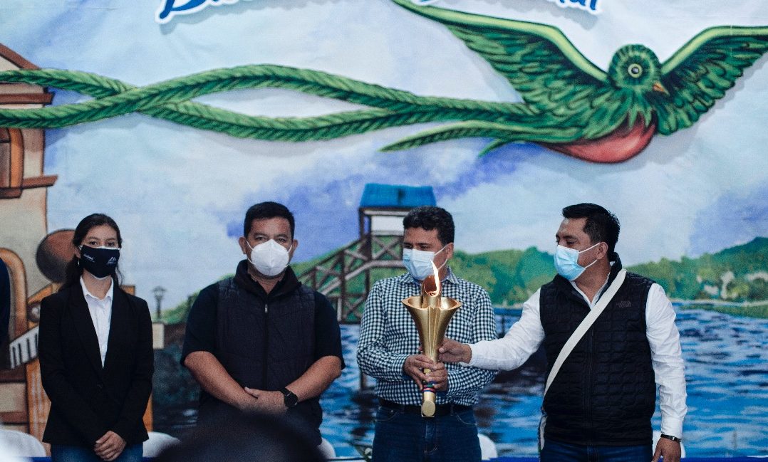 Botánico altaverapacense recibe la Antorcha del Bicentenario