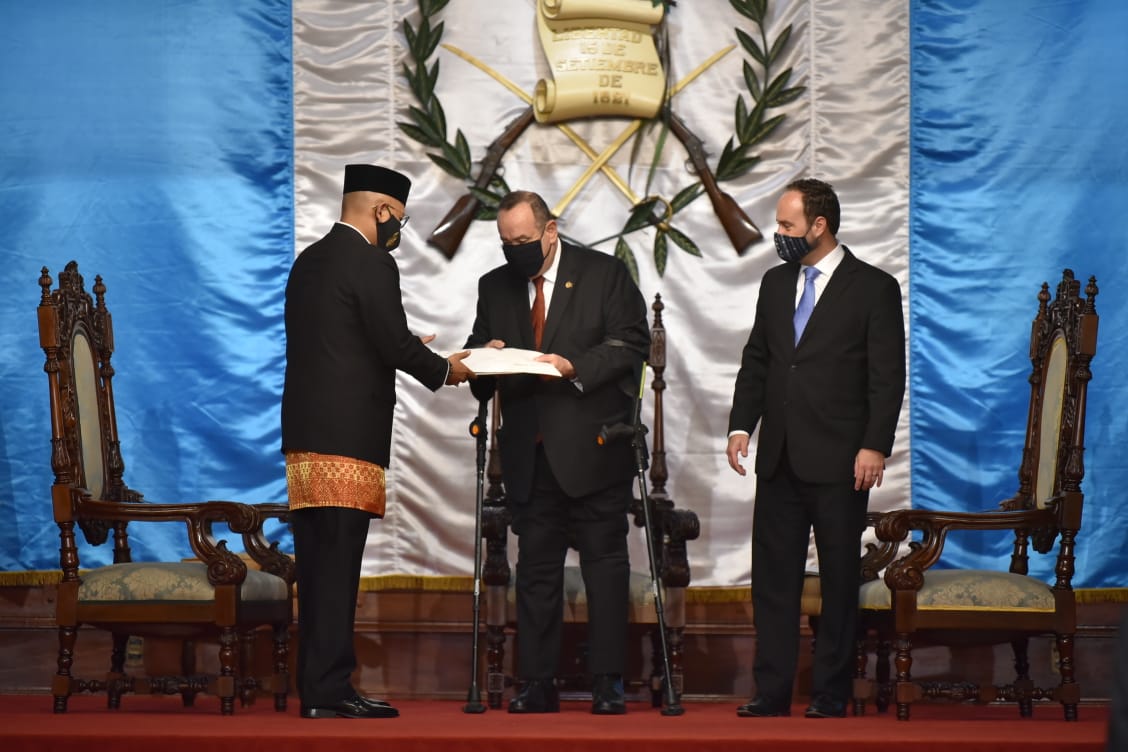 Embajadores presentan cartas credenciales al presidente Giammattei