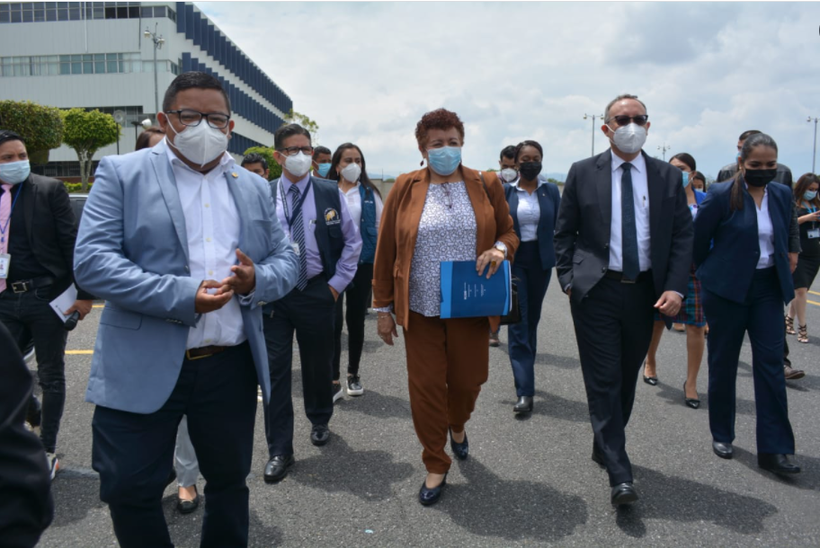 Ministra se complace por investigación de compra de vacuna rusa