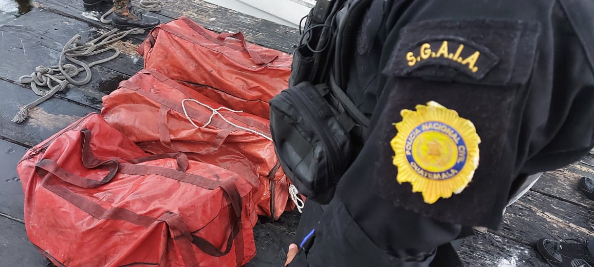 Soldados localizan maletas con cocaína en el océano Pacífico