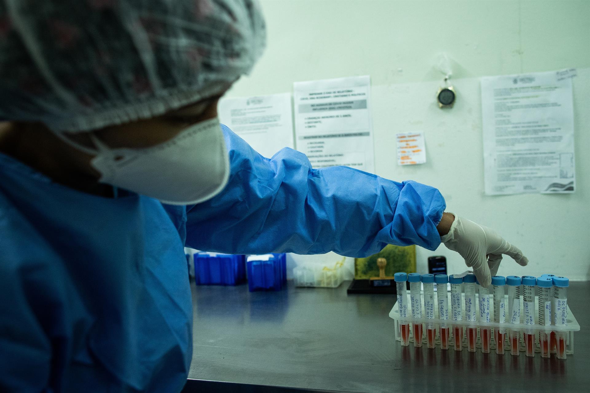 Identifican nueva variante del coronavirus, responsable por 6% de los casos en Río