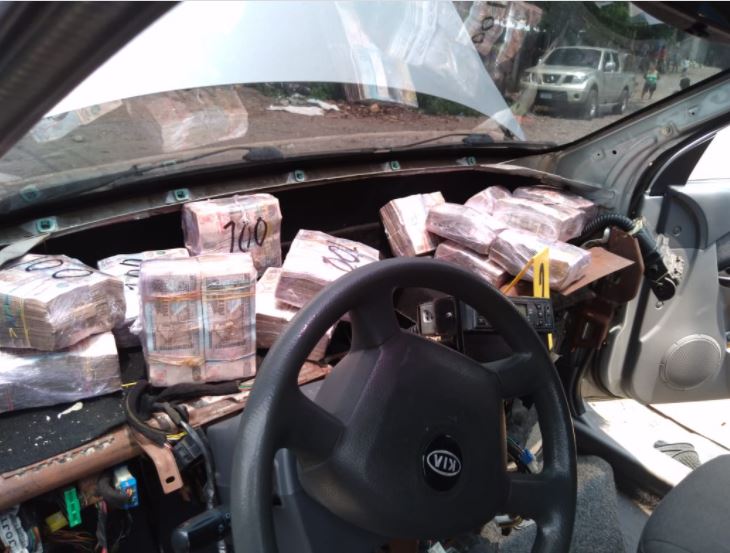 Localizan miles de quetzales ocultos en dos automóviles en ruta al Pacífico