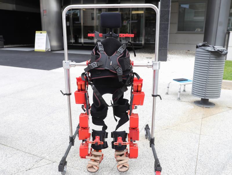 El primer exoesqueleto pediátrico, listo para su uso en niños con parálisis