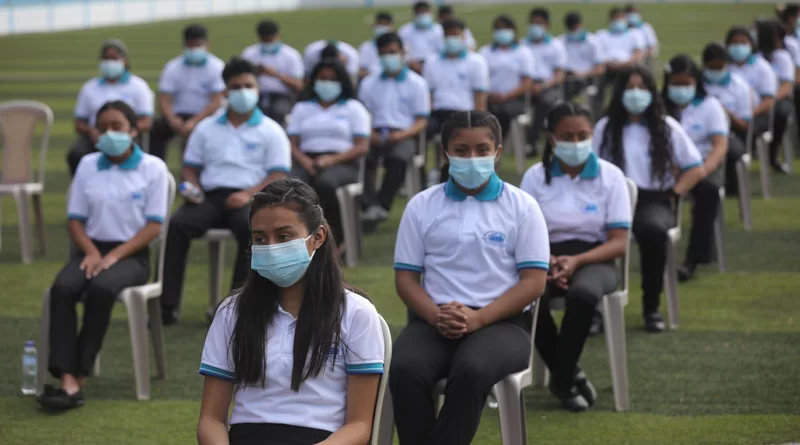 Jóvenes guatemaltecos reciben beca media./DCA.