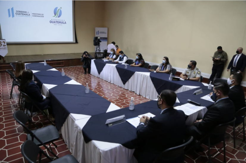 Entregan guías metodológicas de estudio para privadas de libertad